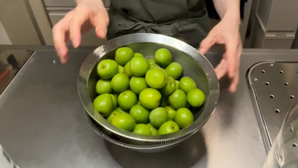 01 wash the green plums