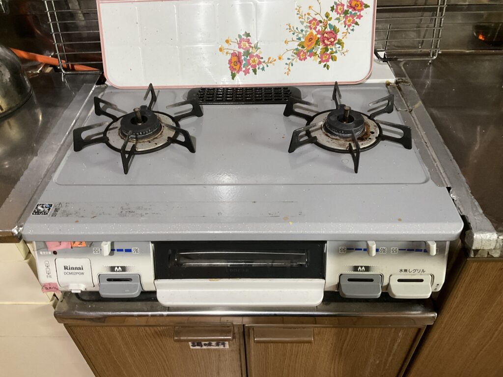 Sectional kitchen and gas cooktop