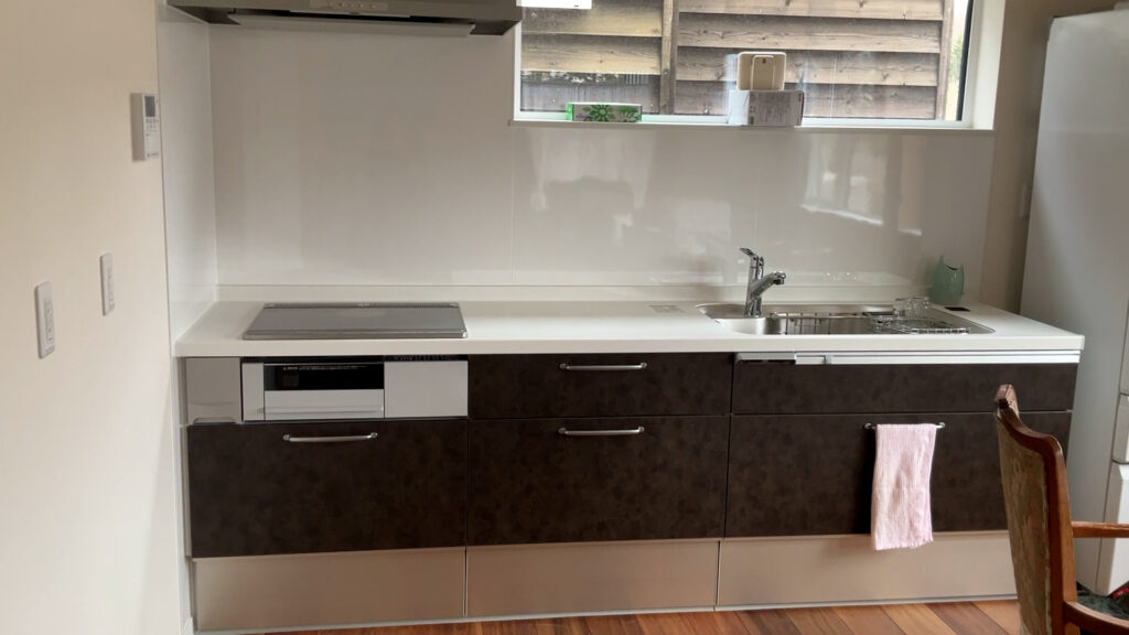 System kitchen and IH cooktop
