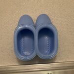 Bath-Cleaning Slippers