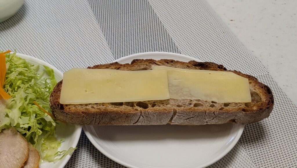 3.ジャージーゴーダチーズ bread