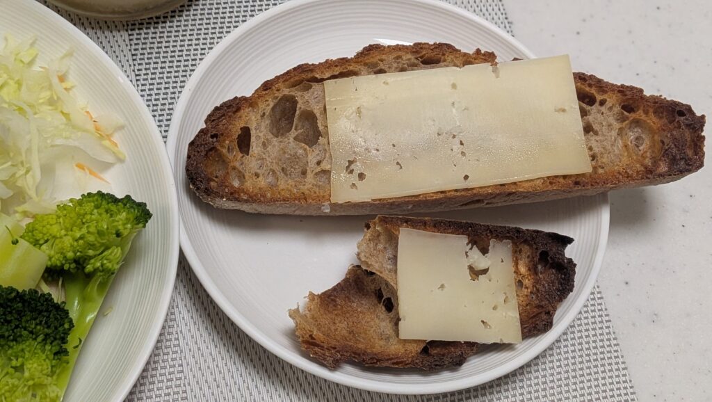 ４．はじめのチーズ bread